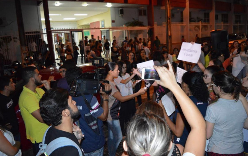 Estudantes protestam contra veto a professora