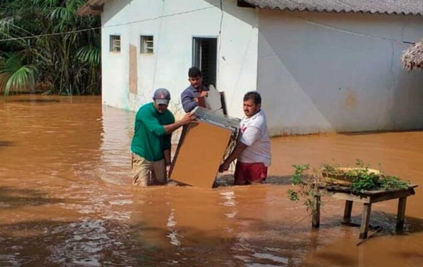 Famílias atingidas pela enchente recebe ajuda das pessoas