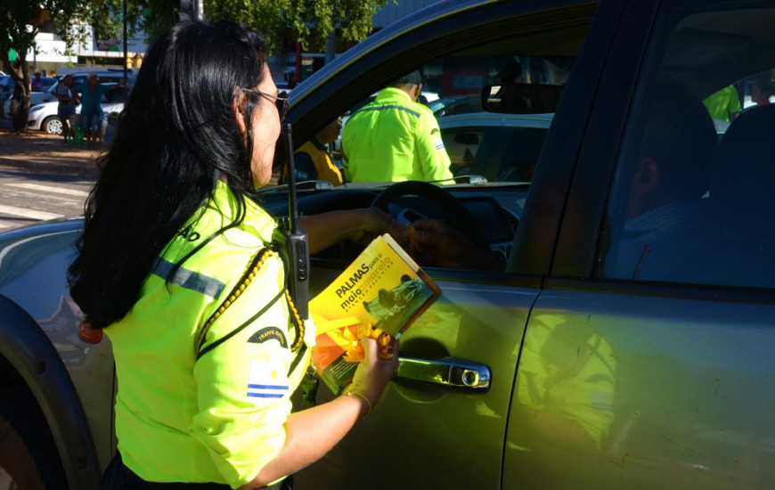 Carros são abordados em ação do Maio Amarelo