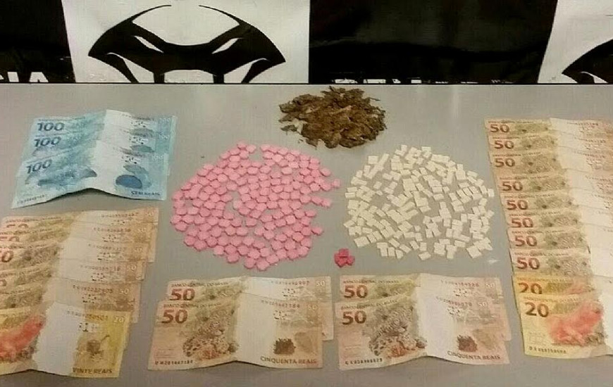 Foram apreendidos aproximadamente 450 comprimidos de ecstasy, skank e dinheiro