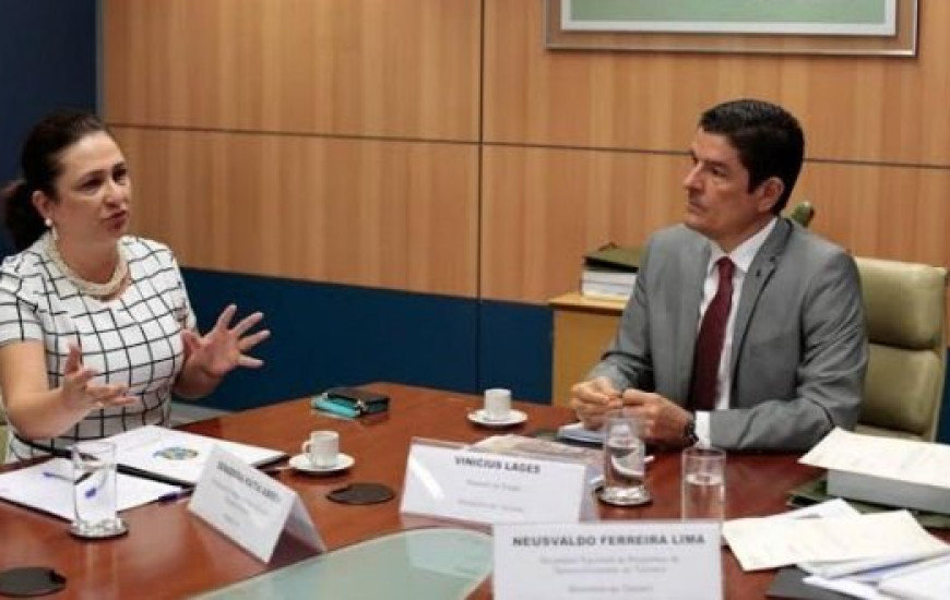 Senadora Kátia Abreu conversa com Ministro