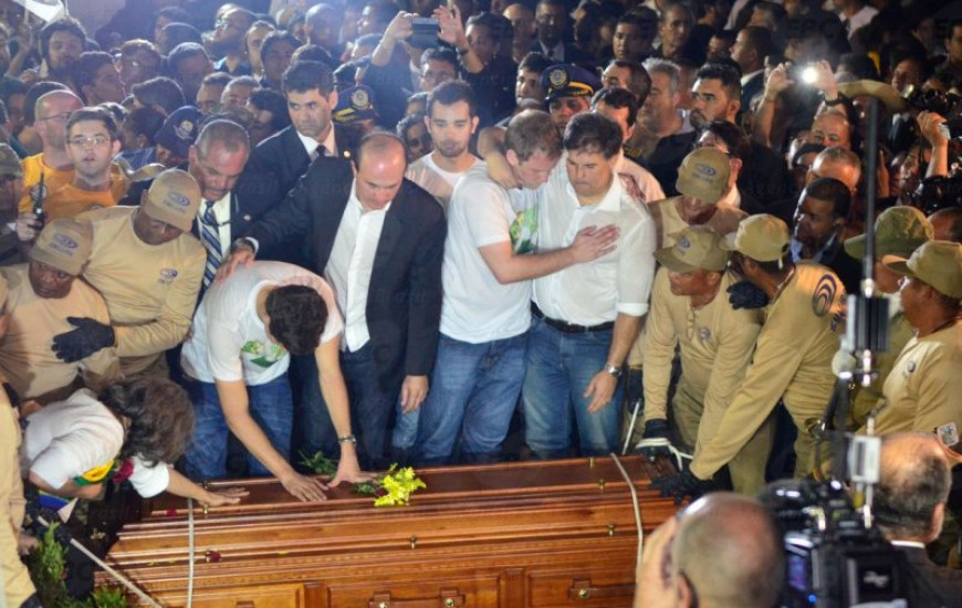 Corpo de Eduardo Campos é enterrado