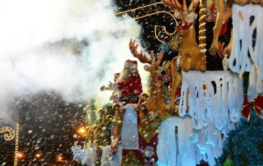 Desfile de natal teve neve em Palmas