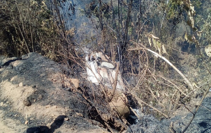 Veículo foi tomado pelas chamas após o acidente