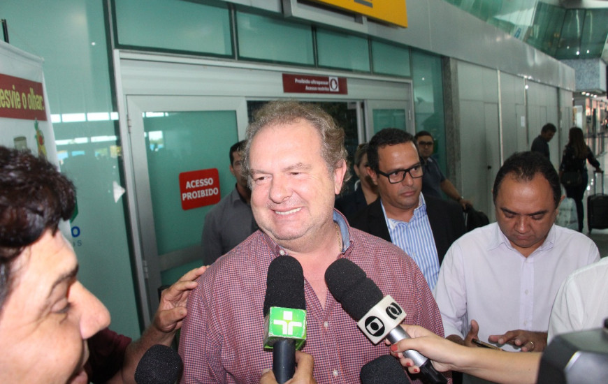 Carlesse desembarcou em Palmas nesta sexta e falou com a imprensa