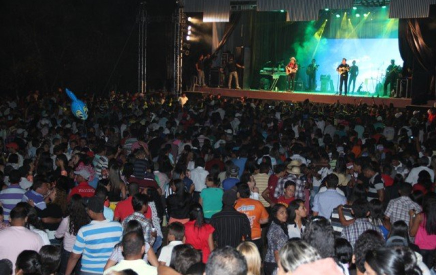 Milhares de pessoas acompanham show em Itacajá