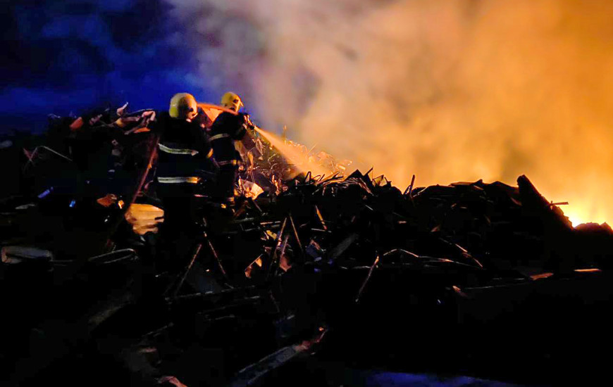 Bombeiros militares combatem fogo no depósito de Ferro Velho em Taquaralto.