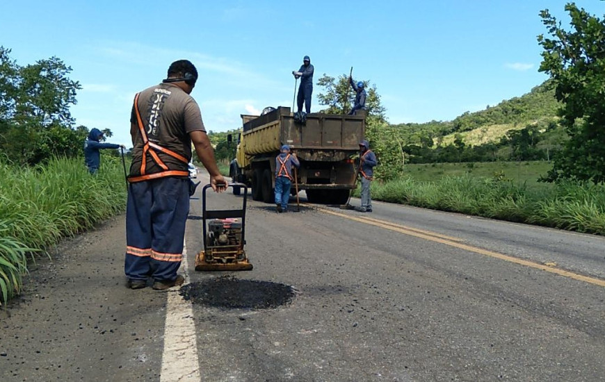 Equipes da Ageto trabalham na recuperação viária de 11 rodovias estaduais.