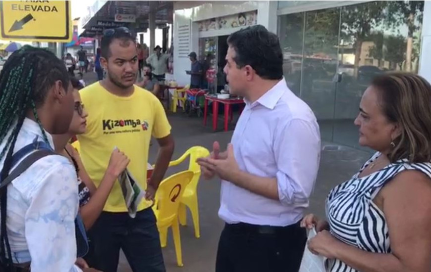 Candidato dialogou com população e comércio no centro comercial de Taquaralto