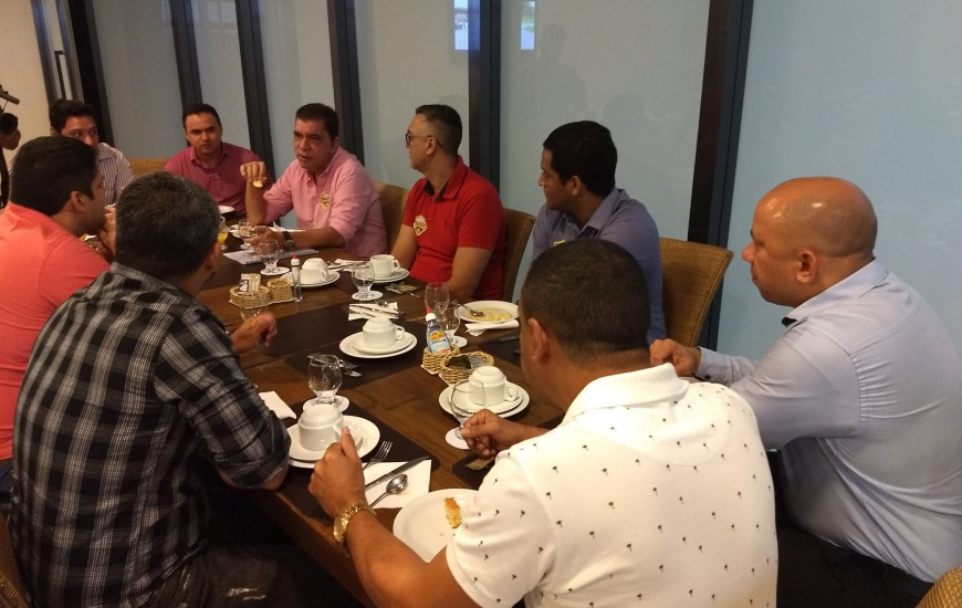 Candidato conversa com PMs de Araguaína