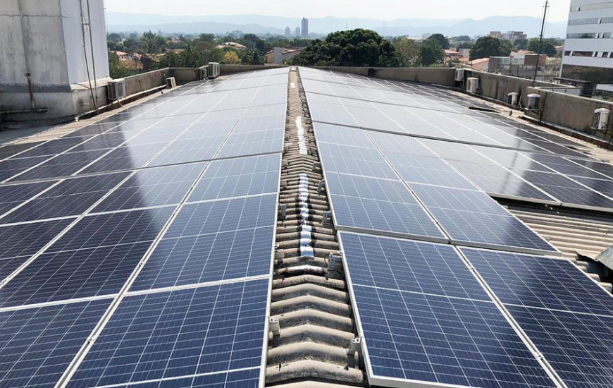 Cerca de 152 placas de energia solar foram instaladas no telhado da unidade.