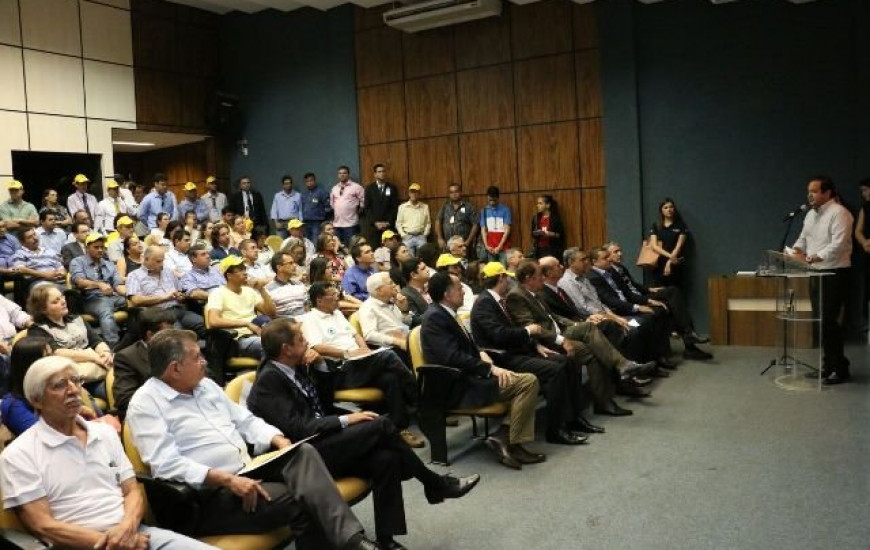 Roberto Pires em evento com instituições bancárias