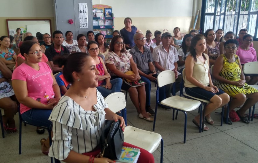 Pais são ouvidos durante reunião