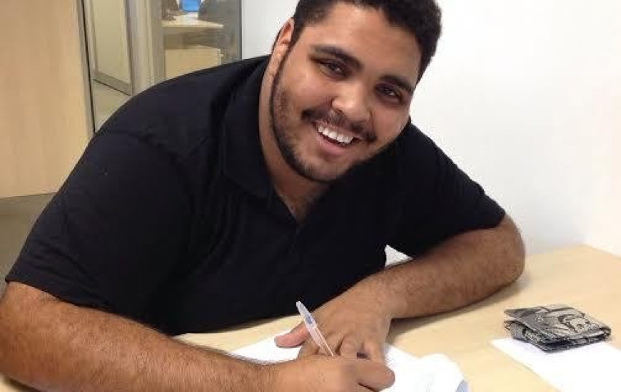 Paulo Vieira assina contrato