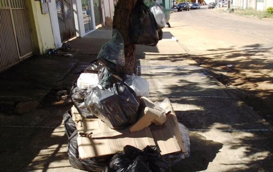 Lixo acumulado nas ruas