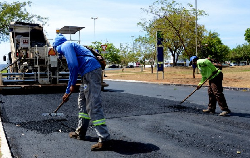 Trabalho para recuperação de asfalto é realizado na Capital