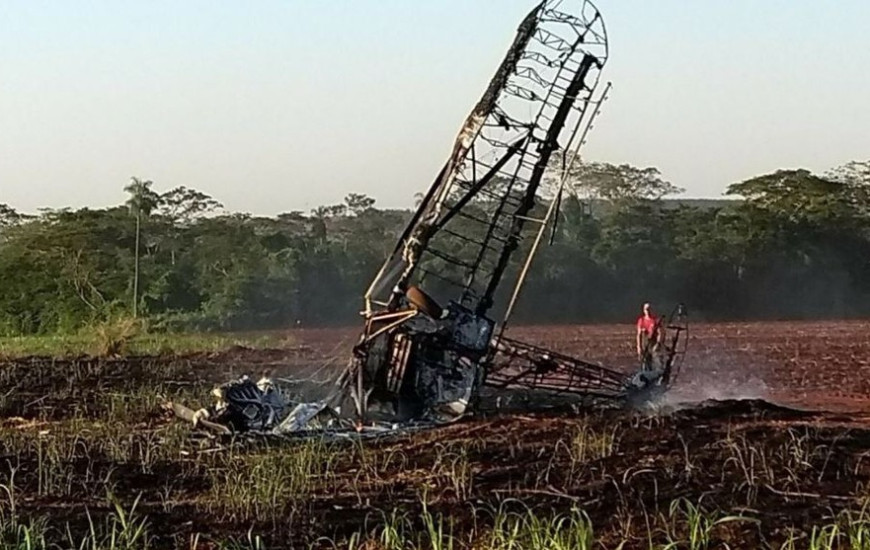 O avião caiu em um canavial em Itápolis e explodiu