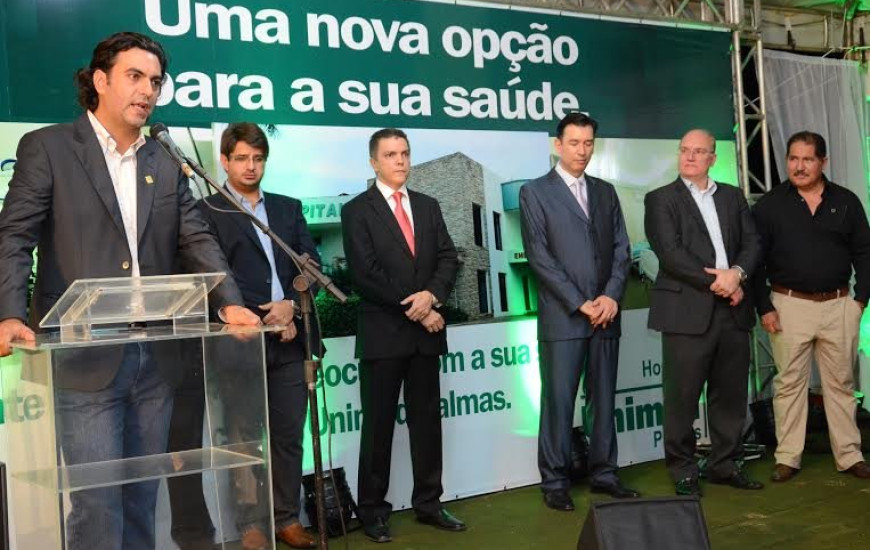 Noite de homenagens em inauguração