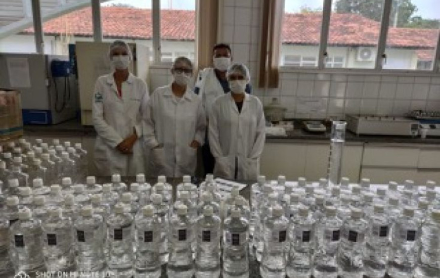 Produção de álcool em gel por técnicos e pesquisadores da UFT