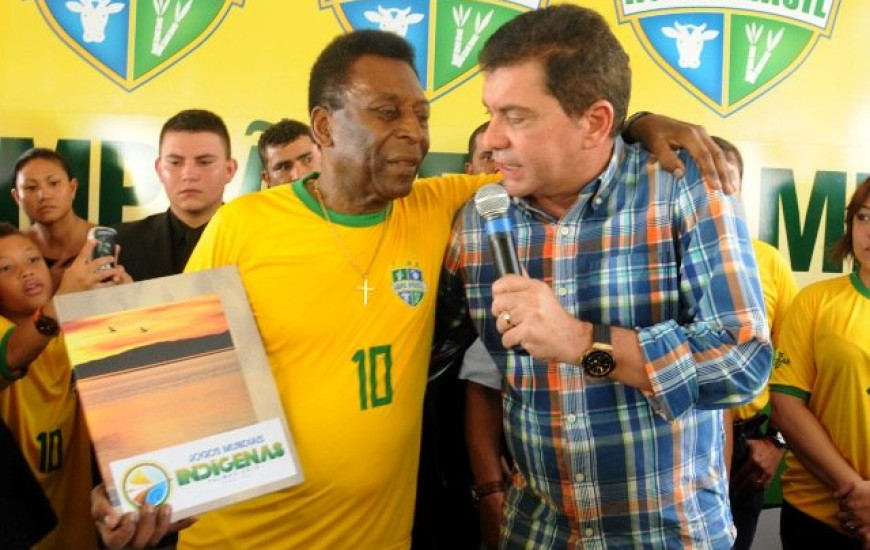 Amastha entrega projeto a Pelé