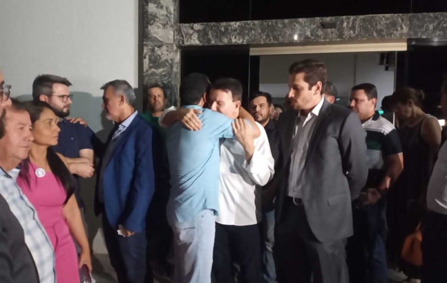O abraço fraterno do governador Wanderlei em Eduardo Siqueira Campos