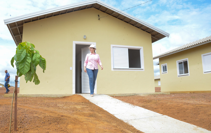 Cinthia Ribeiro visita canteiro de obras