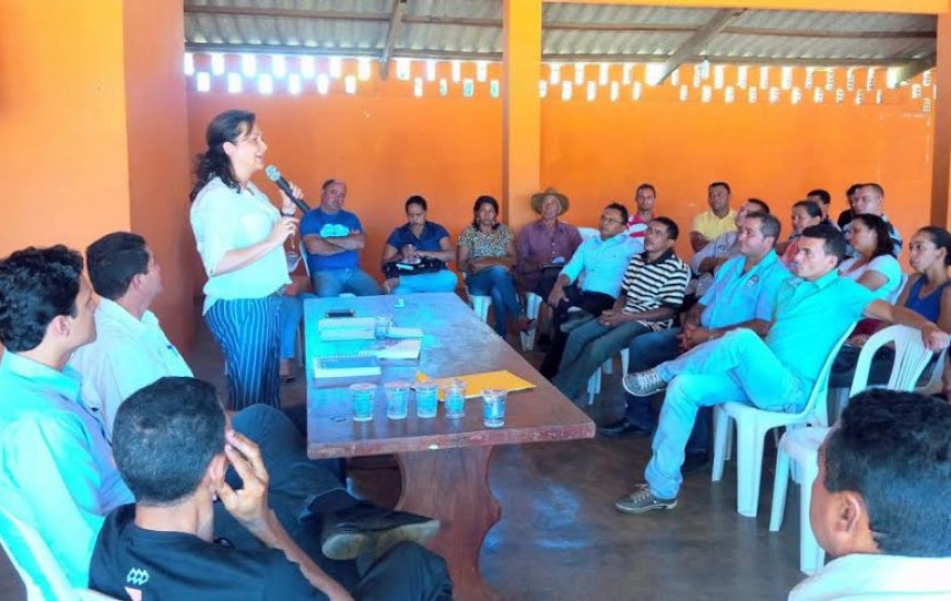 Senadora Kátia Abreu em reunião com agricultores