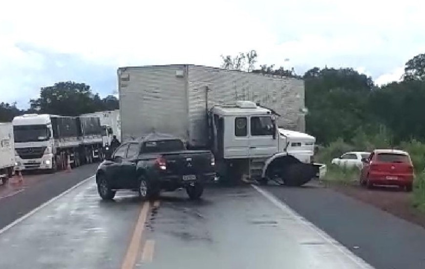 Carreta colidiu em veículos após invadir pista contrária