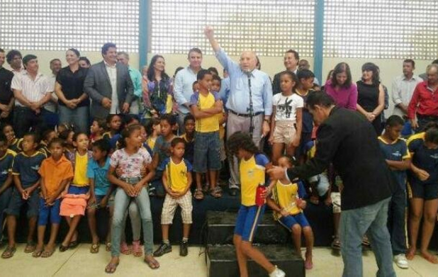 Siqueira Campos inaugra colégio em Almas