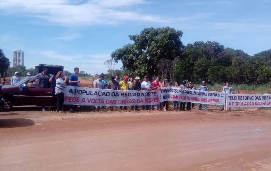 Moradores protestam por continuidade de obras