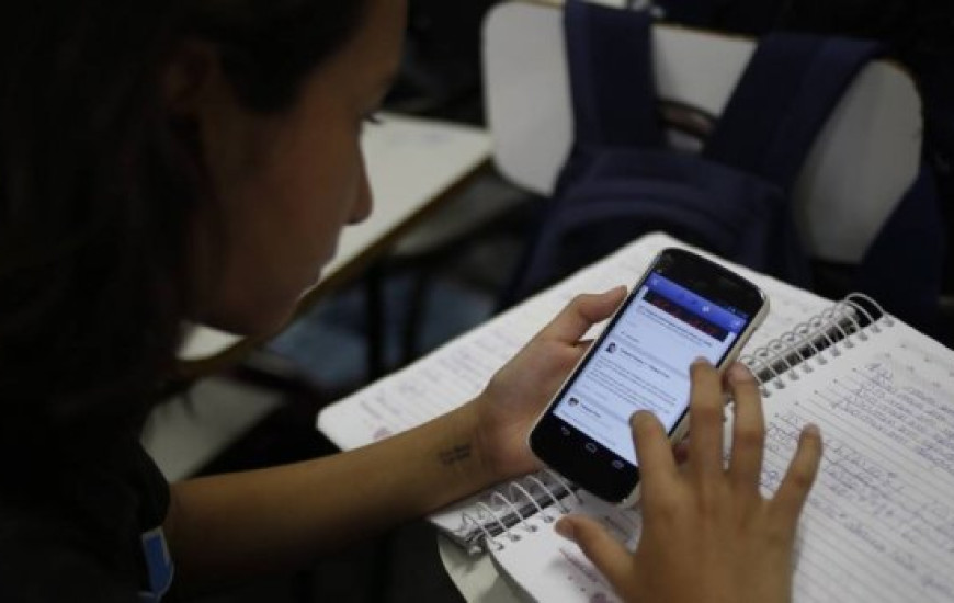 Maioria dos alunos acessa internet pelo celular