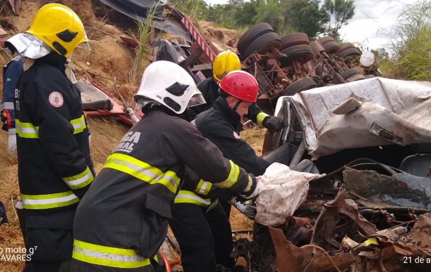 Bombeiros militares resgatam vítima em grave acidente em Palmas