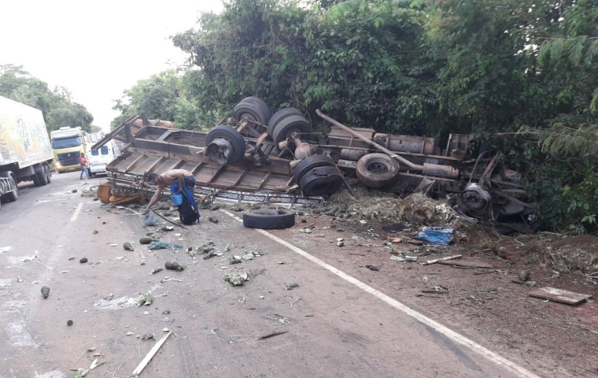 Carga de abacaxi ficou espalhada pela pista