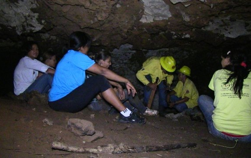 Alunos visitam caverna