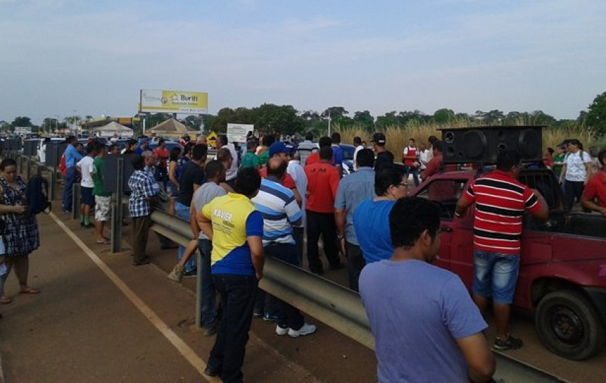 Moradores fecham ponte em protesto