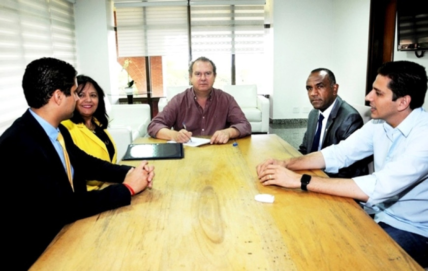 Governador e deputados se reúnem em posse