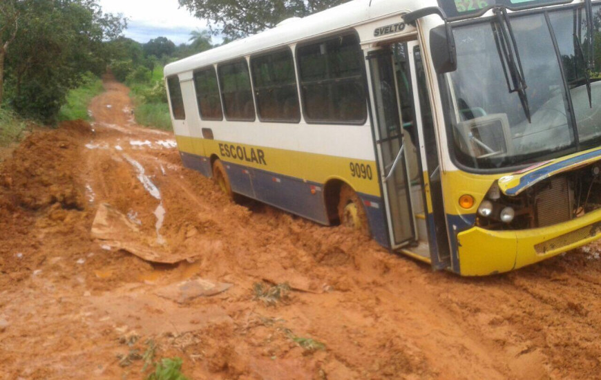 A estrada não é pavimentada e está quase intransitável