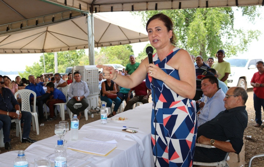 Senadora discursa em Araguatins