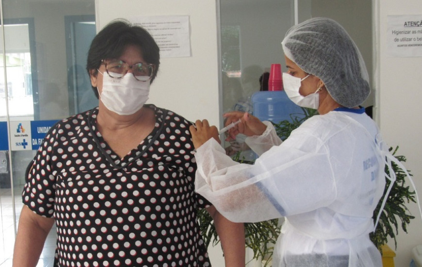 Jussara Batista está entre os primeiros 32 vacinados em Araguacema.