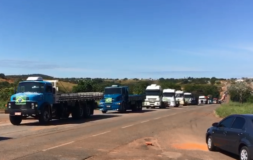 Caminhões interditam trecho da BR-153 em Paraíso