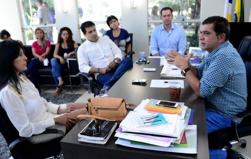Amastha anuncia decreto em reunião com empresários