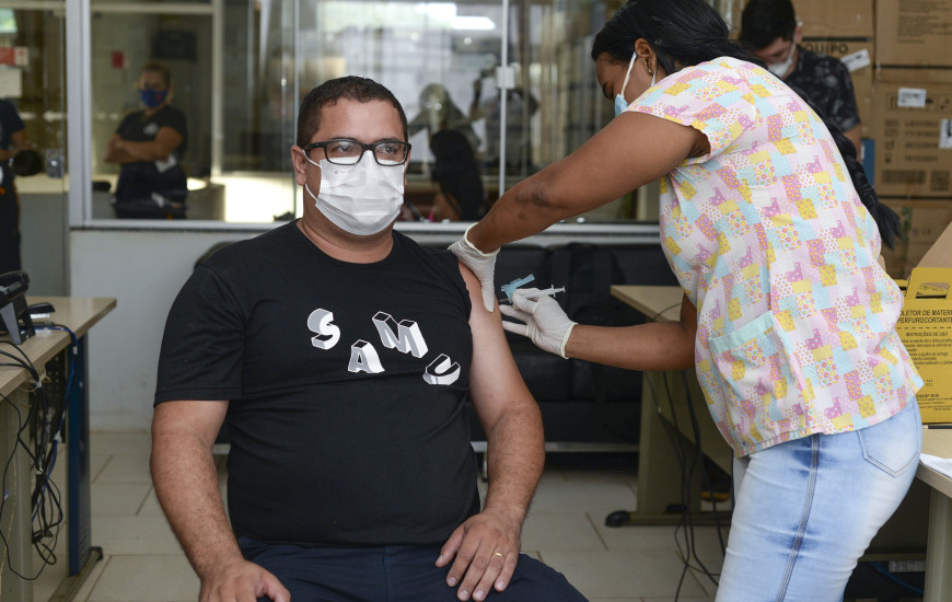 Enfermeiro socorrista do Samu, Marcos Moreira Rocha, foi o primeiro vacinado