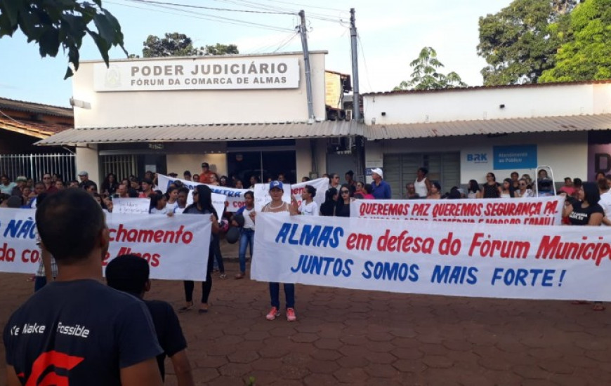 Manifestação na porta do Fórum de Almas, no dia 26 de abril de 2019.