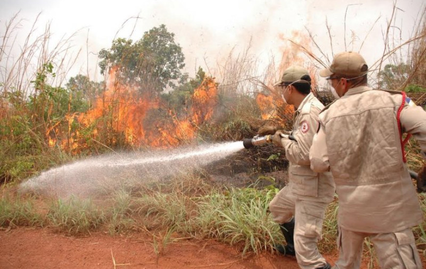 Bombeiros alertam população sobre queimadas