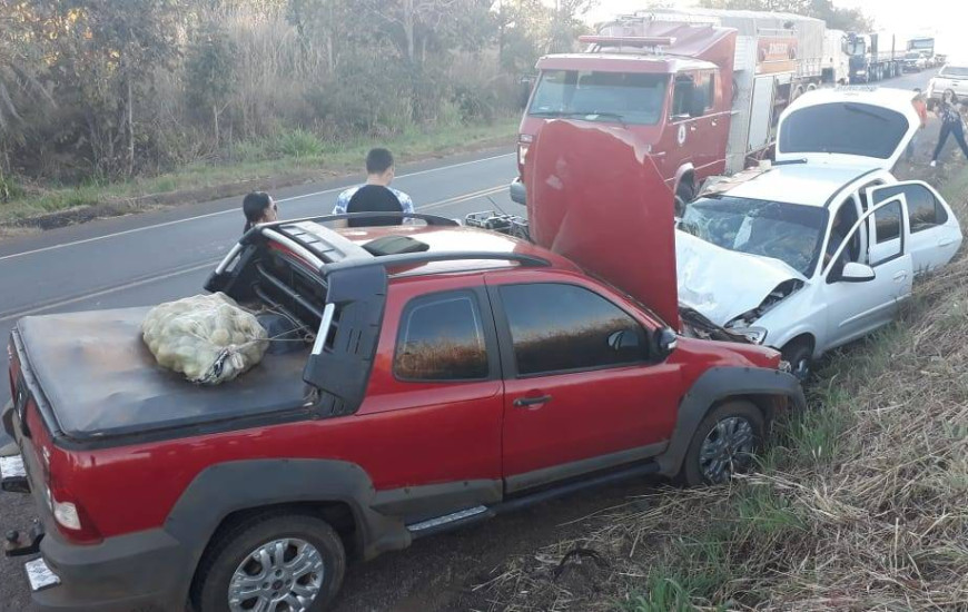 Veículos bateram de frente em uma curva na rodovia