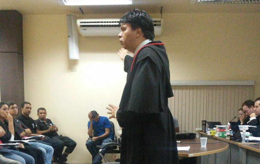 Promotor de Justiça Luiz Francisco de Oliveira durante o júri