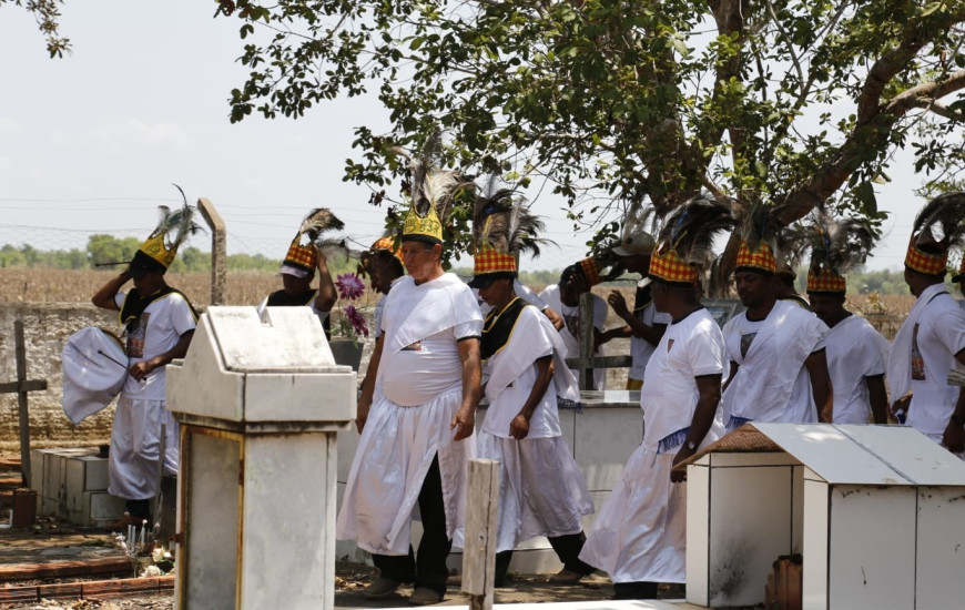 Congos cantam e dançam entre os túmulos do cemitério de Santa Rosa