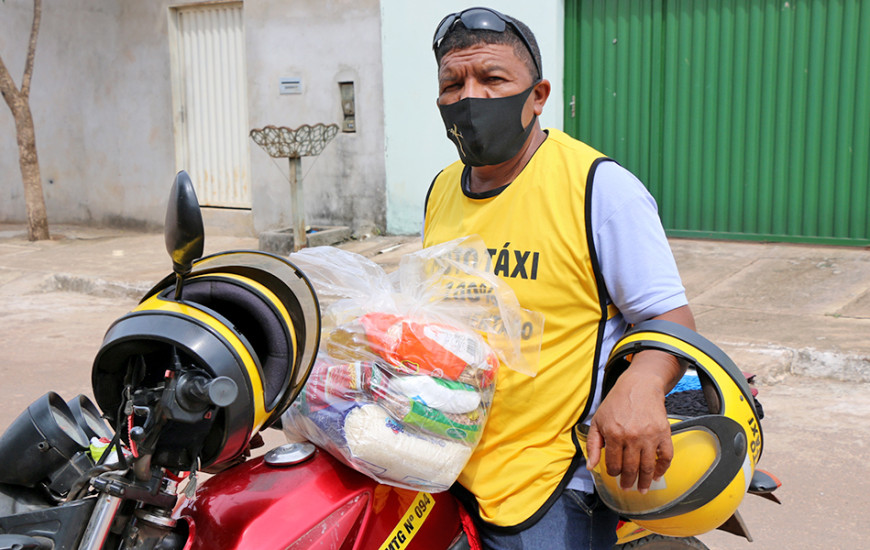 Os mototaxistas receberam 200 cestas básicas e os taxistas 100 kits.