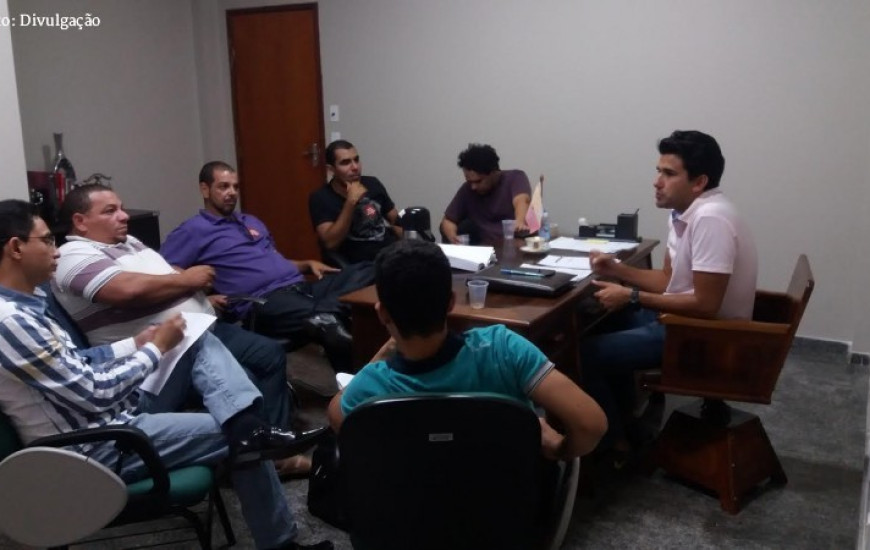 Vereador Andrino com colaboradores da Uber na Câmara de Palmas