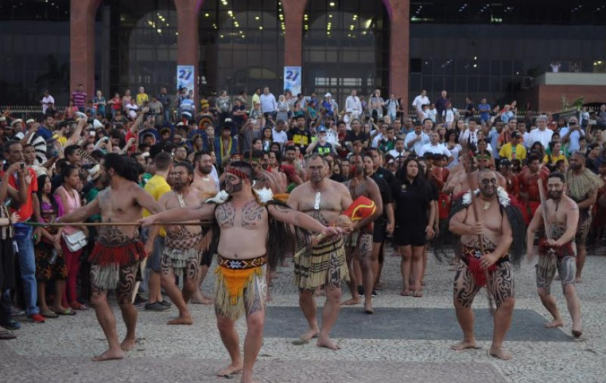 Maoris iniciam cerimônia na Praça